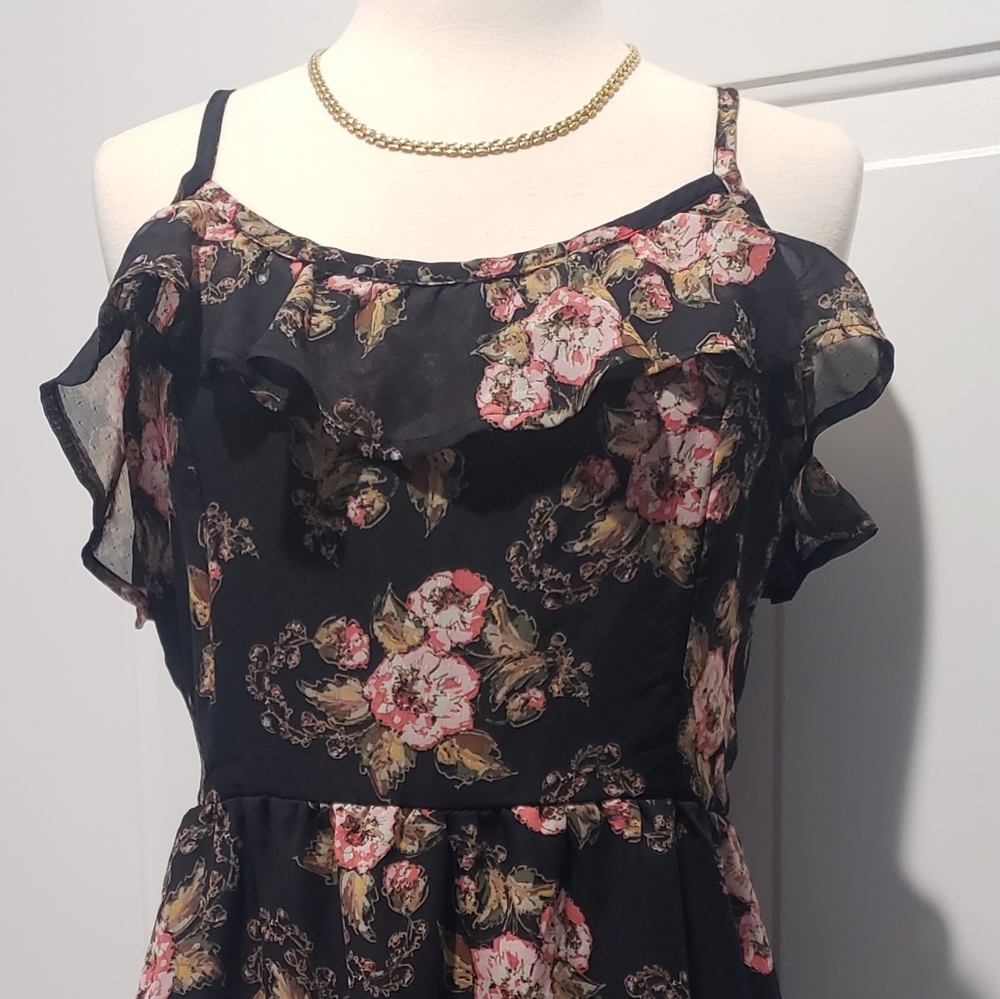 Vintage style floral dress from American Rag. Size M. Flattering black